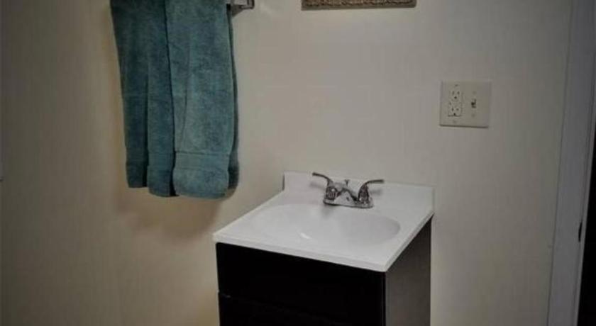 Cheap East Knoxville Basement Studio photo