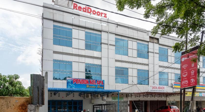 RedDoorz near Manhattan Square Medan - image 5