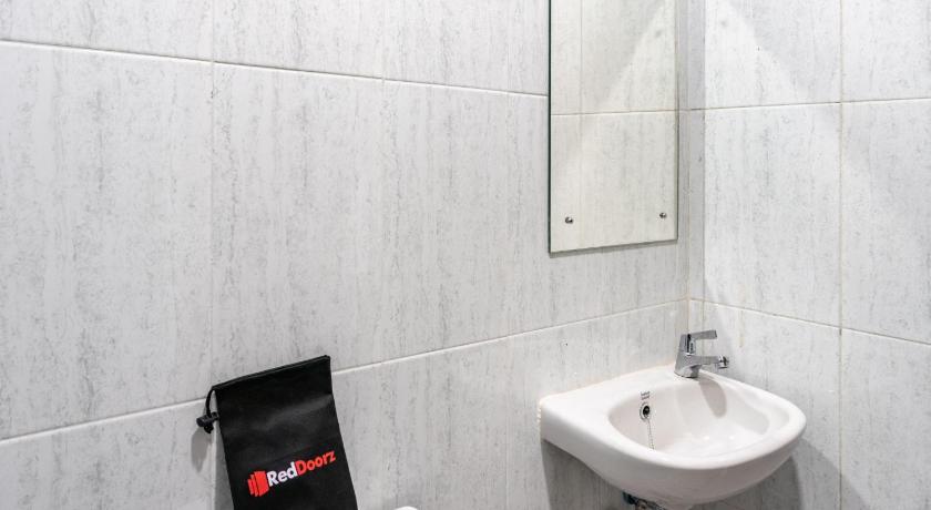 RedDoorz near Manhattan Square Medan - image 2
