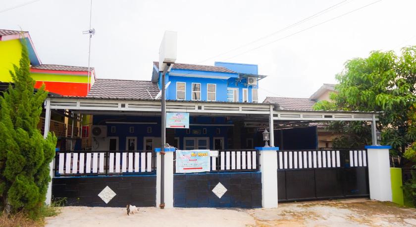 a white and blue building with a blue door, OYO 2954 Aulia Homestay in Banjarbaru