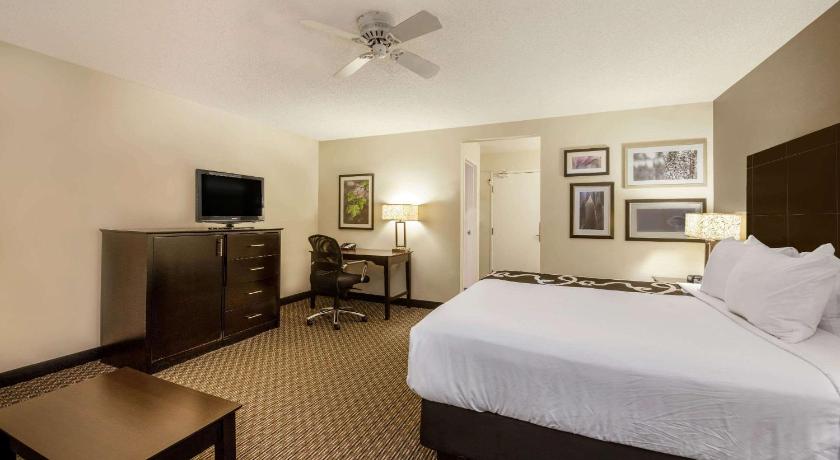 La Quinta Inn & Suites by Wyndham Cleveland Macedonia