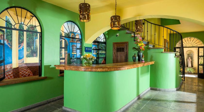 a green room with green walls and a green ceiling, La Villa del Ensueno Boutique Hotel in Guadalajara