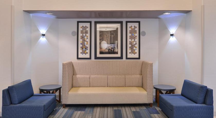 Holiday Inn Express Woodland photo