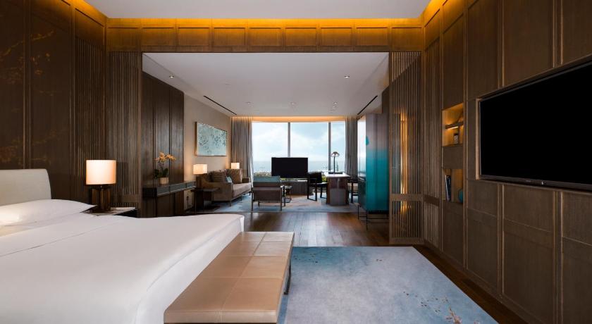 Image of 1 King Bed Premier 0