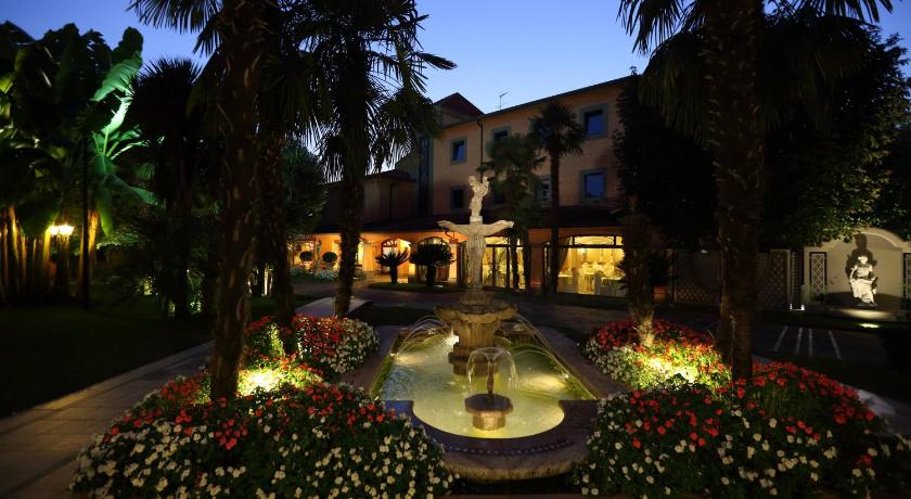 a fountain with flowers in the middle of it, Hotel Ristorante Borgo Antico in Ceprano