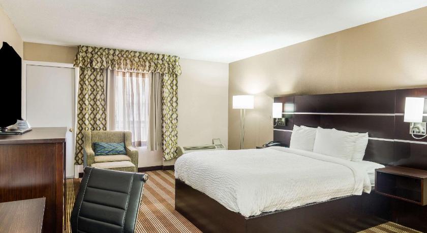 Clarion Inn & Suites Stroudsburg - Poconos