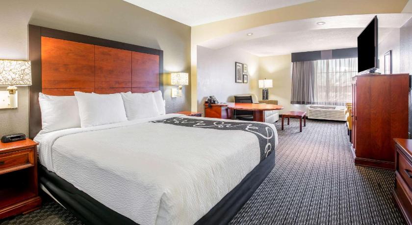 La Quinta Inn & Suites by Wyndham DFW Airport South / Irving