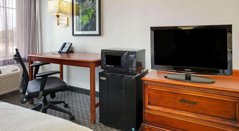 La Quinta Inn & Suites by Wyndham DFW Airport South / Irving