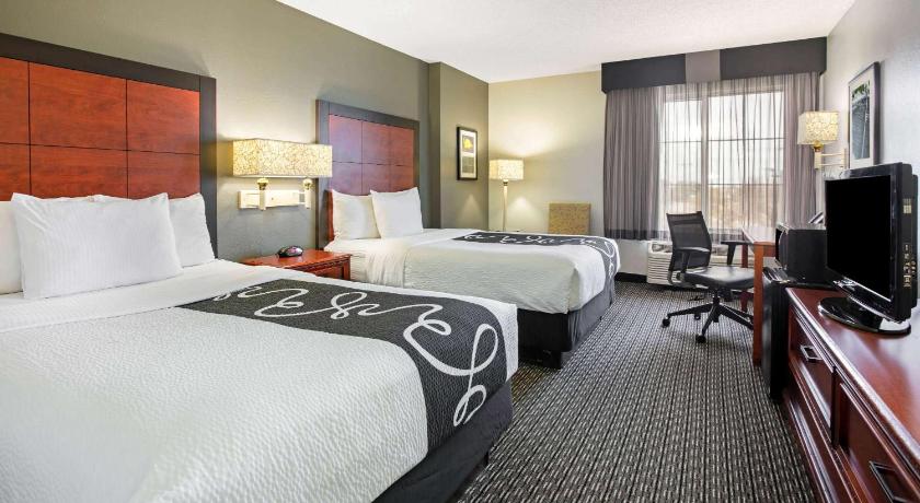 La Quinta Inn & Suites by Wyndham DFW Airport South / Irving