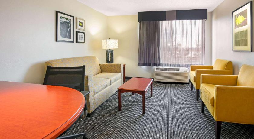 La Quinta Inn & Suites by Wyndham DFW Airport South / Irving