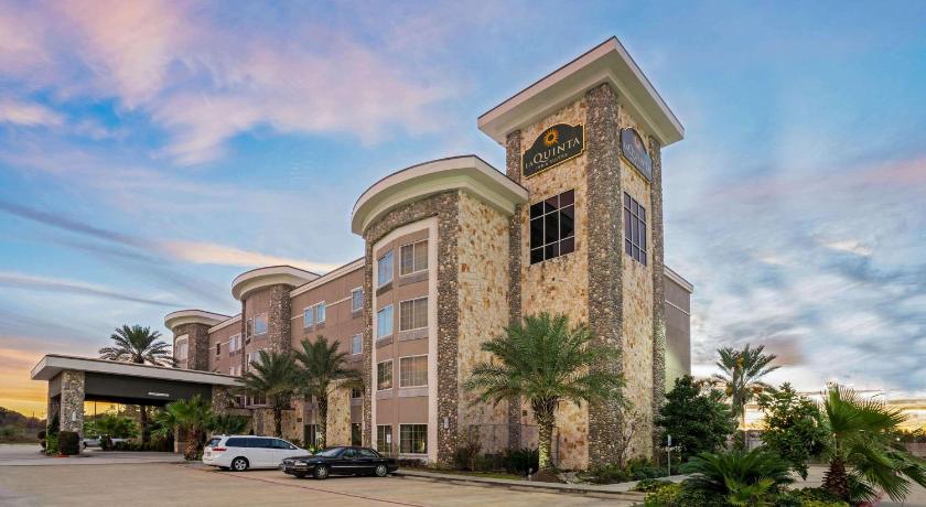 La Quinta Inn & Suites by Wyndham Houston Willowbrook photo
