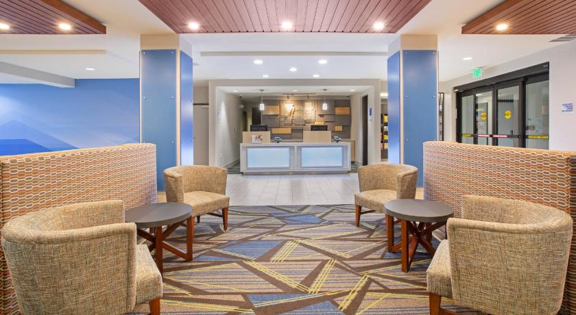 Holiday Inn Express & Suites Phoenix - Glendale Sports Dist photo