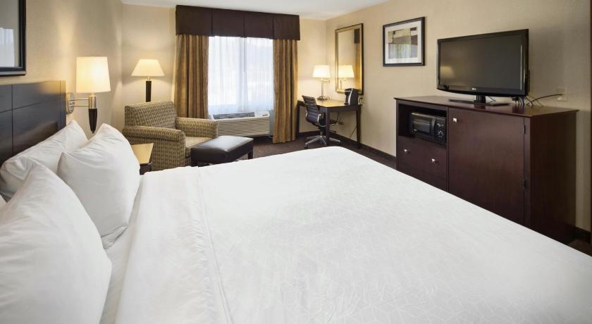 Holiday Inn Express Hotel & Suites Hill City