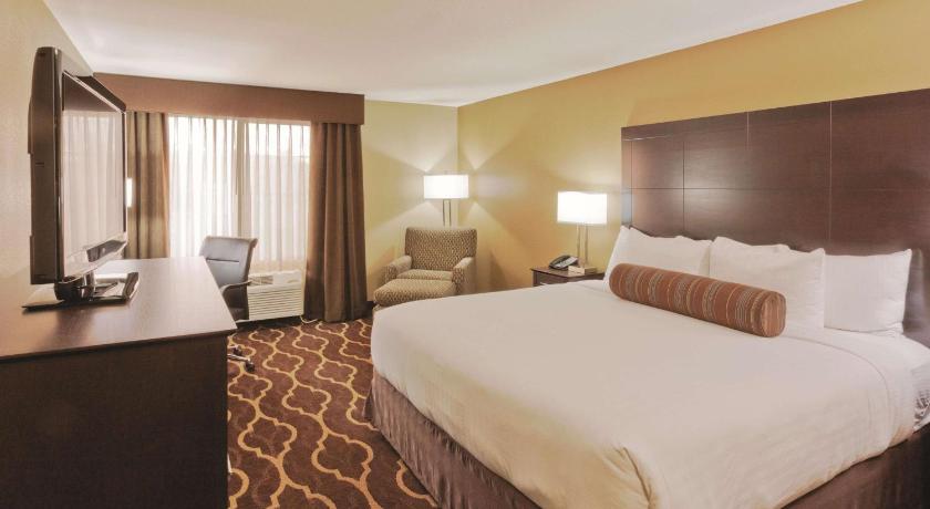 La Quinta Inn & Suites by Wyndham Las Vegas Tropicana