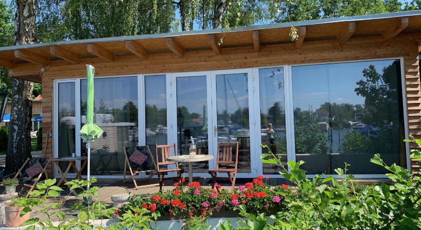 Tiny House oder Ferienwohnung auf der Sunset Marina — Hotel in Berlin