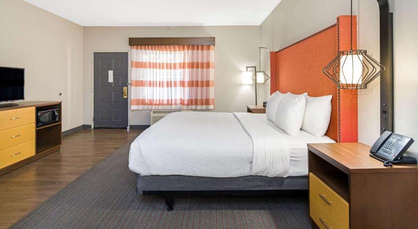 La Quinta Inn & Suites by Wyndham Orange County Airport