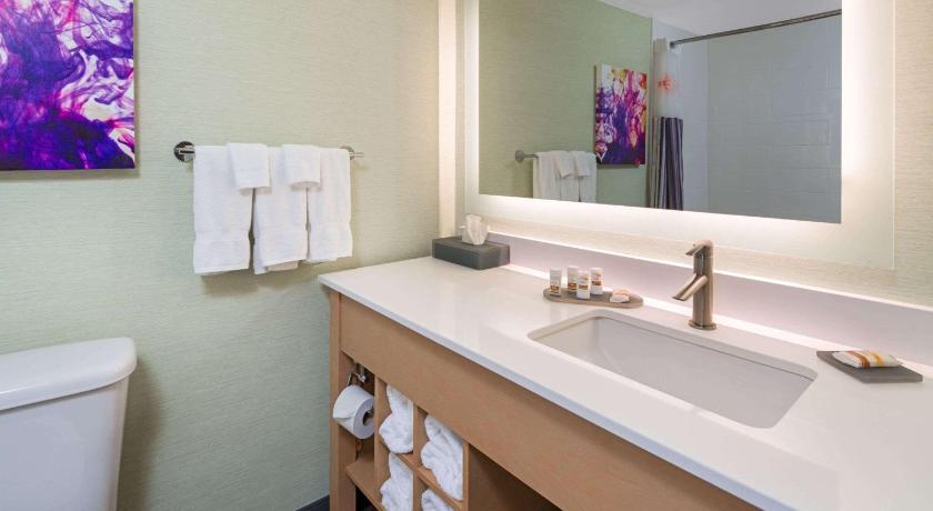 La Quinta Inn & Suites by Wyndham Orange County Airport