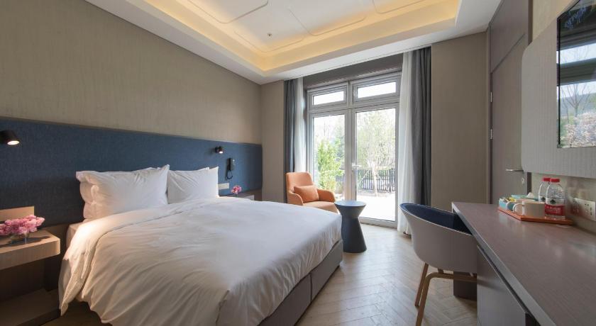 Image of Standard King Room with Courtyard Access 0