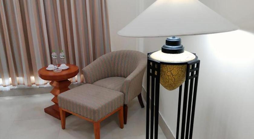 a living room with a lamp and a chair, Semec Hotel in Tanh Gia (Thanh Hoa)
