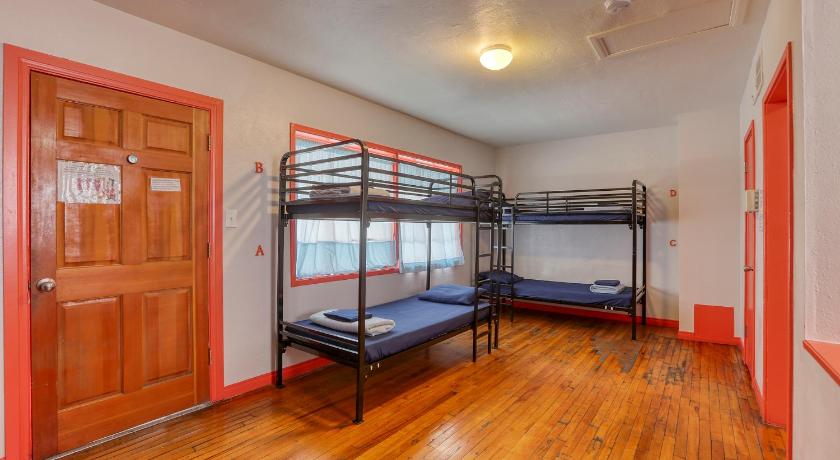 a bedroom with a bunk bed and a window, Sin City Hostel in Las Vegas (NV)