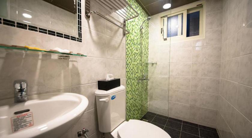 a bathroom with a toilet a sink and a shower, 羅東夜市pickinn in Yilan