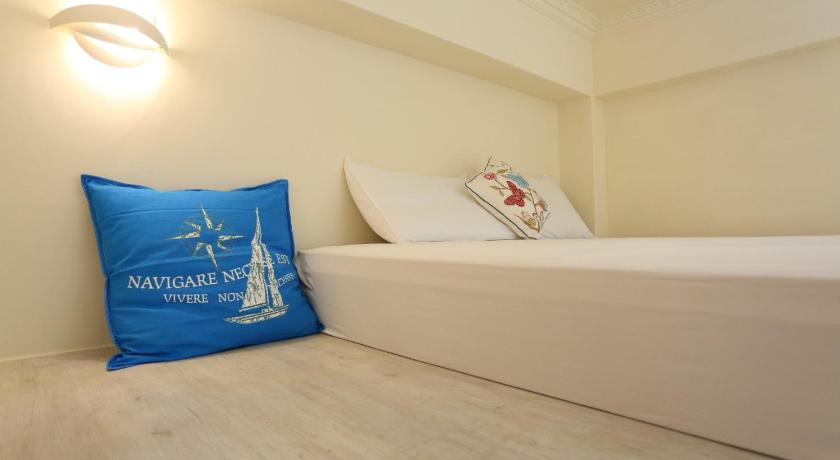 Image of Queen Room with Garden View 10