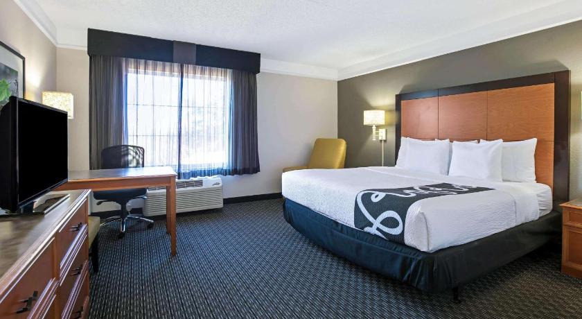 La Quinta Inn & Suites by Wyndham Dallas Arlington South