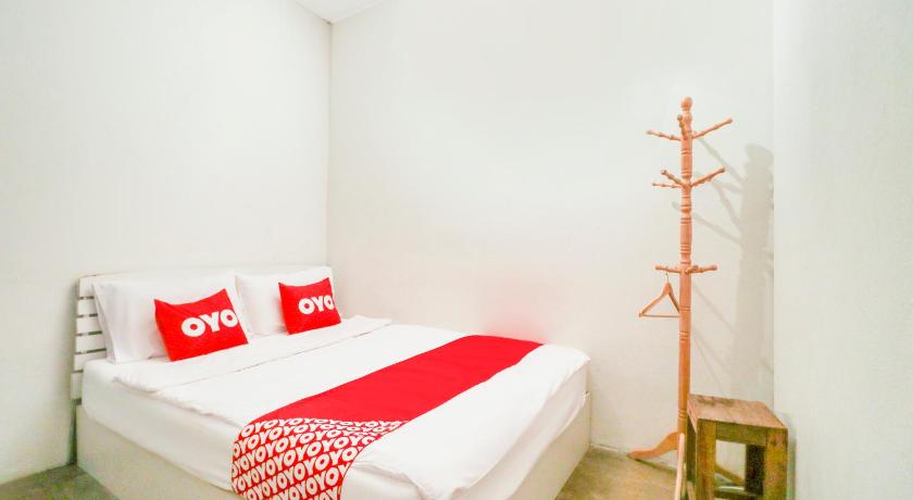 a white bed with a red and white bedspread, Bangkok Hub Hostel in Bangkok