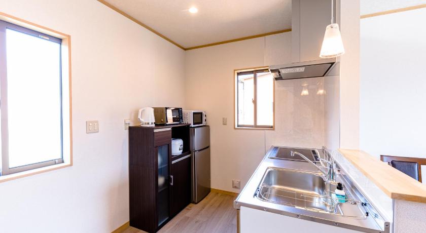 a kitchen with a sink, refrigerator and a stove, Furaku-Dog in Fujikawaguchiko