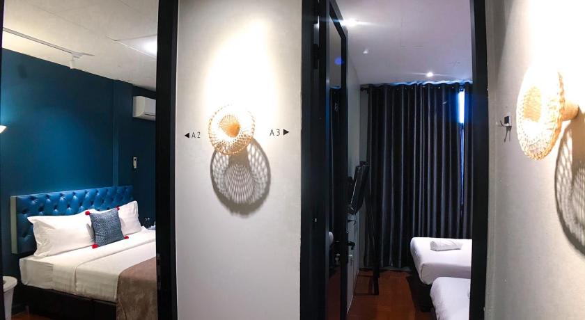 a hotel room with two beds and a mirror, Sabai Day Guesthouse in Chiang Mai
