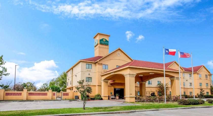 La Quinta Inn & Suites by Wyndham Pasadena photo