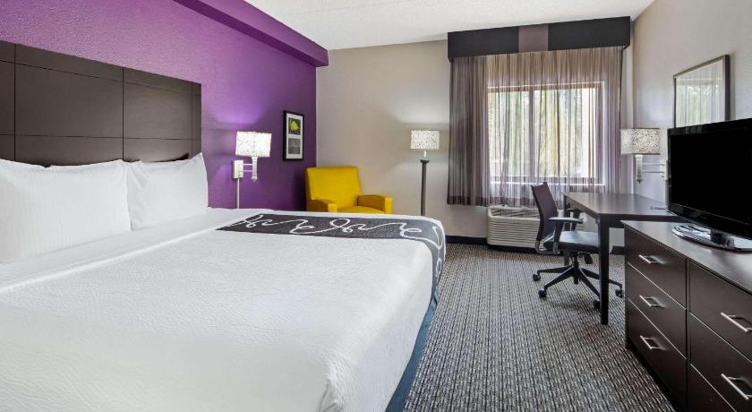 La Quinta Inn & Suites by Wyndham Miami Airport East