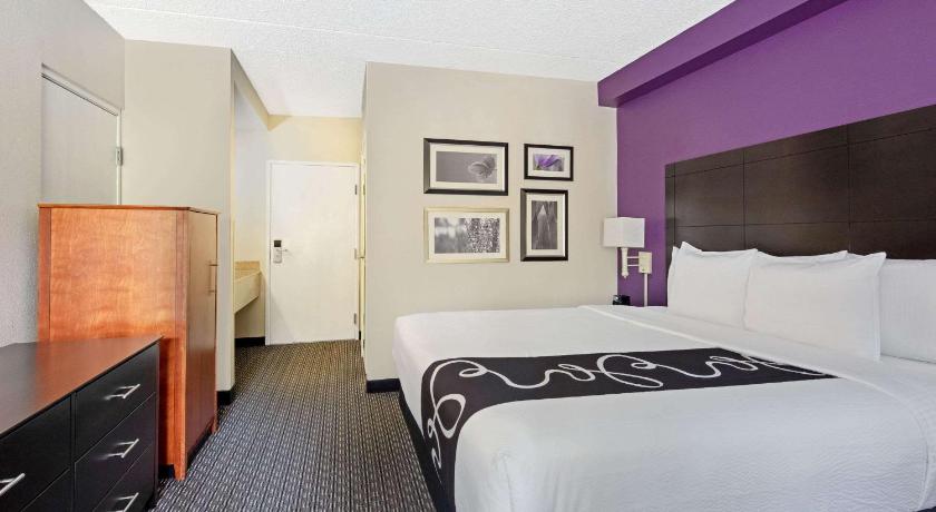 La Quinta Inn & Suites by Wyndham Miami Airport East