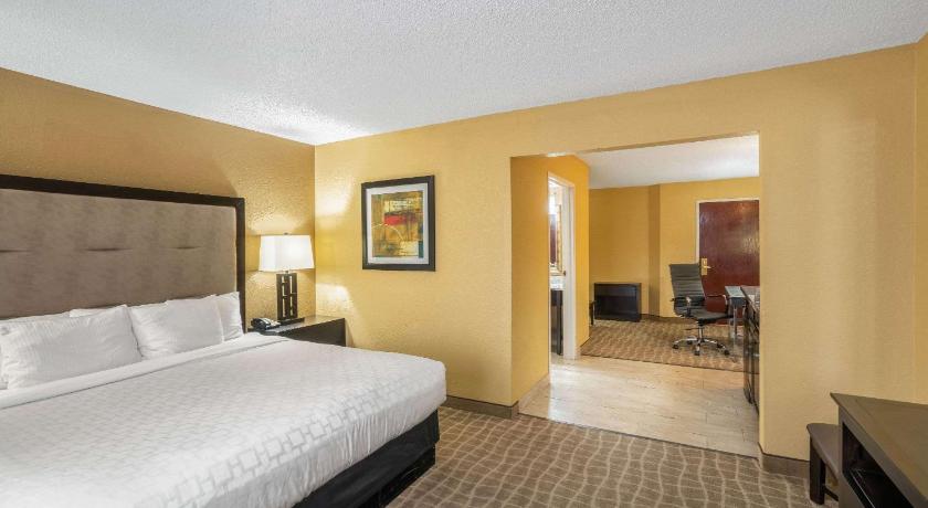 La Quinta Inn & Suites by Wyndham Hot Springs