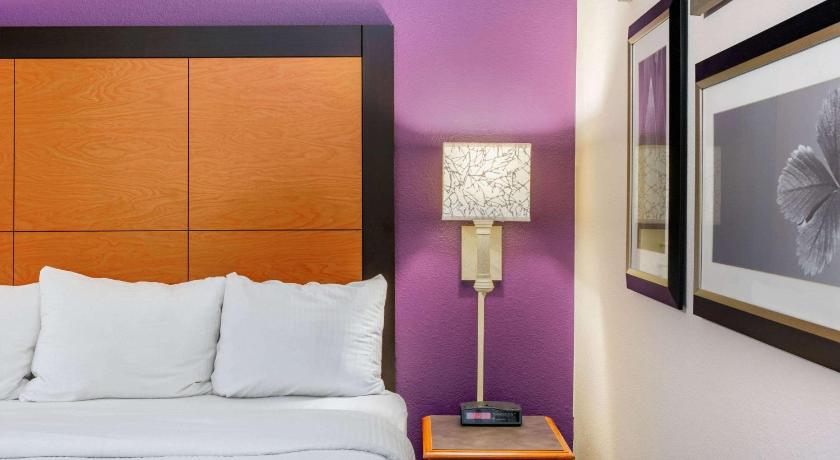 La Quinta Inn & Suites by Wyndham Raleigh Durham Airport