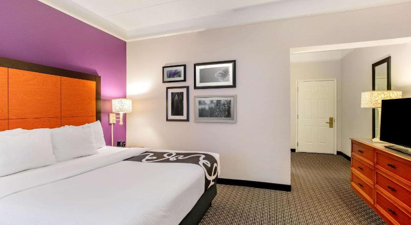 La Quinta Inn & Suites by Wyndham Raleigh Durham Airport