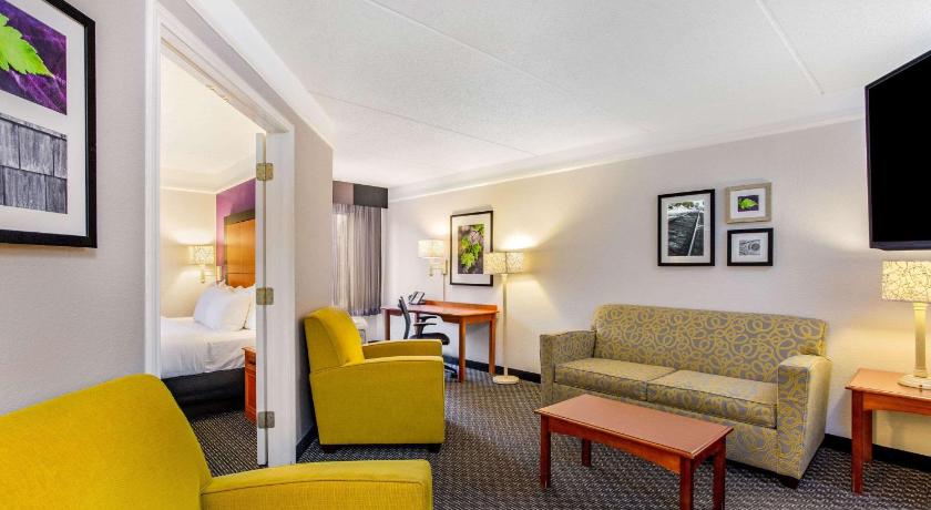 La Quinta Inn & Suites by Wyndham Raleigh Durham Airport