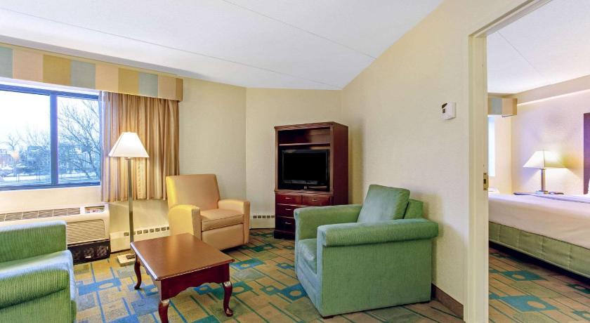 La Quinta Inn & Suites by Wyndham Boston Somerville