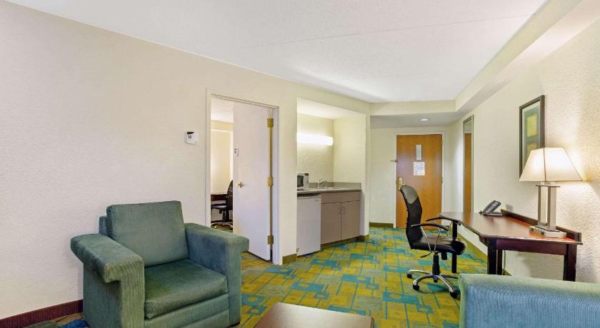 La Quinta Inn & Suites by Wyndham Boston Somerville