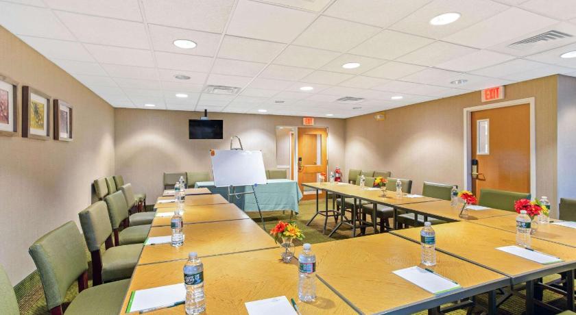 La Quinta Inn & Suites by Wyndham Boston Somerville