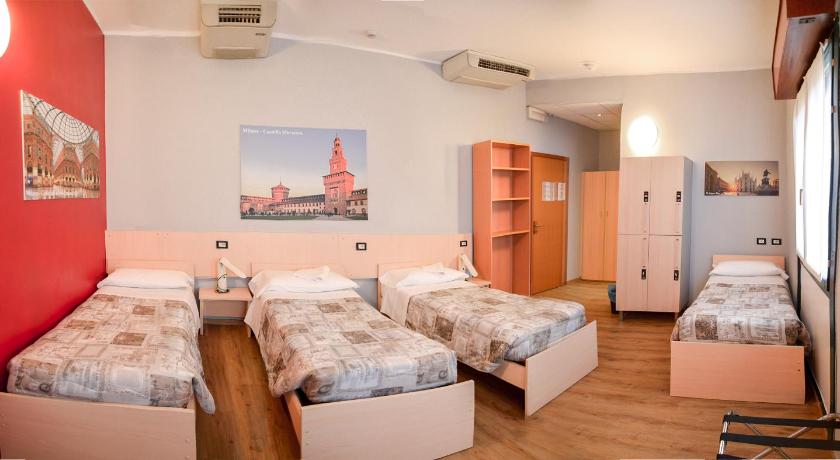 a bedroom with two beds and a desk, Central Hostel BG in Bergamo