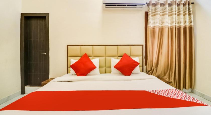 OYO 28789 Hotel Adarsh