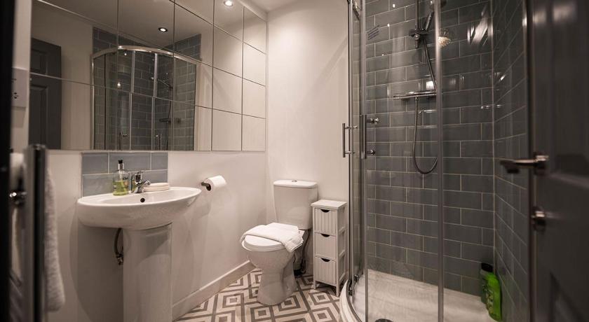 Air Host and Stay - Apartment 5 Broadhurst Court sleeps 6 minutes from town centre photo