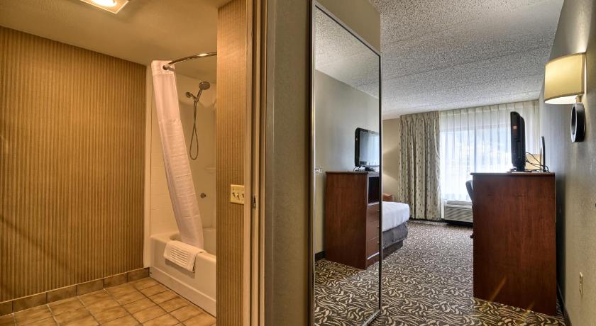 Clarion Inn & Suites                               