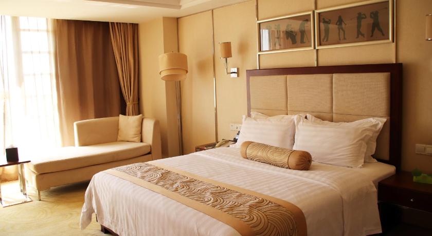 a hotel room with a bed and two lamps, Aoyuan Golf Hotel in Guangzhou