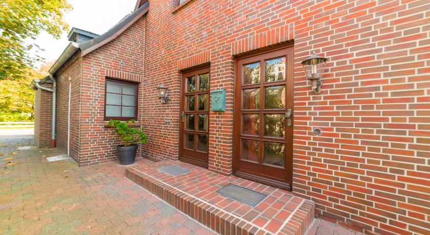 a brick building with a brick wall and windows, Auster-Appartements in Sylt Ost