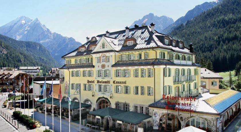 Hotel Dolomiti Schloss — Hotel in Canazei