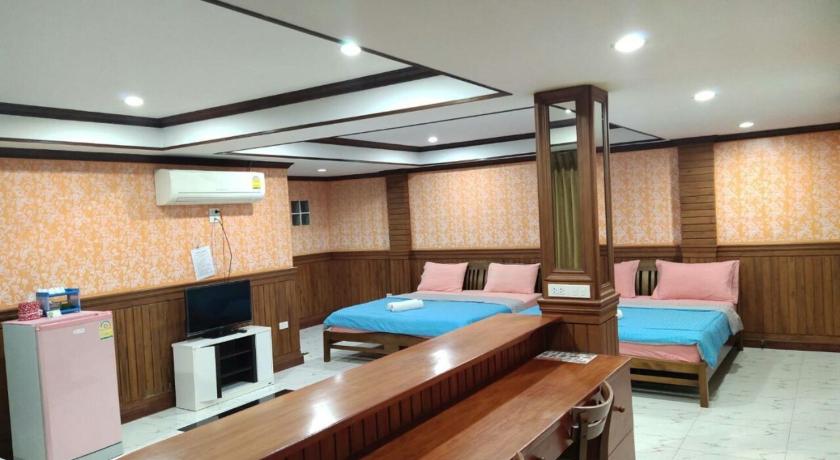 a large room with a tv and a coffee table, Tree House Chachoengsao in Chachoengsao
