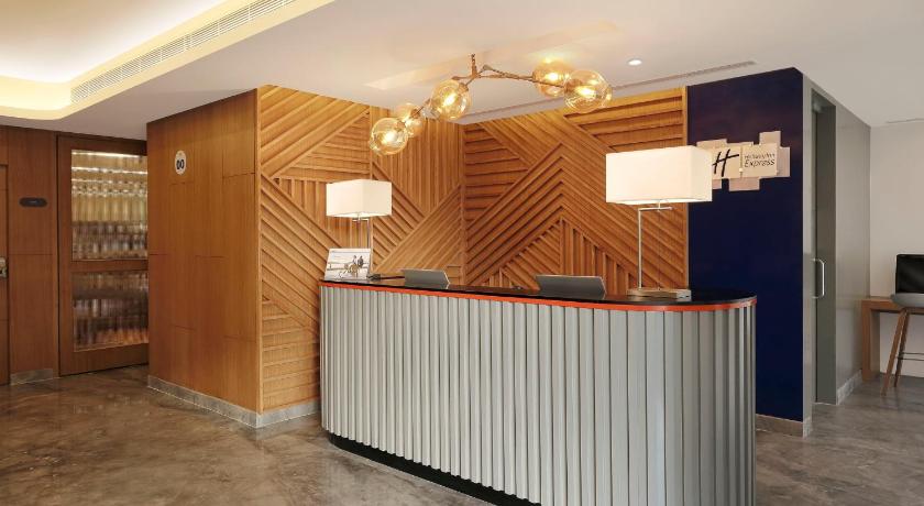 Holiday Inn Express Ahmedabad Prahlad Nagar photo