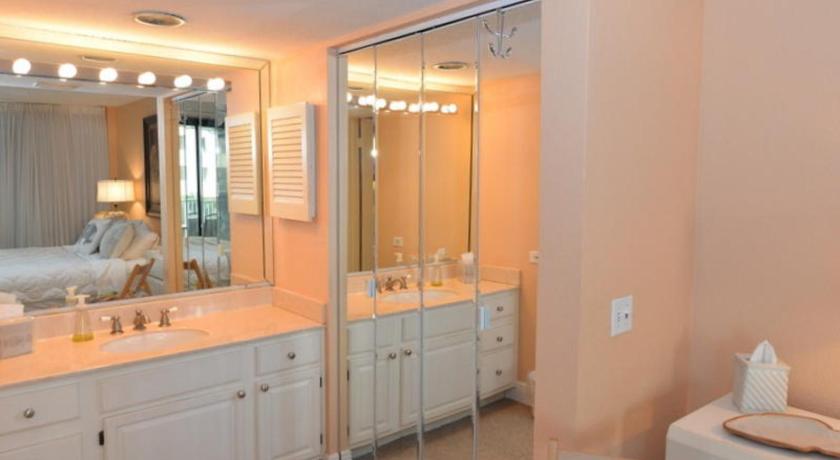 a bathroom with two sinks and a mirror, The Mainsail Resort in Destin (FL)
